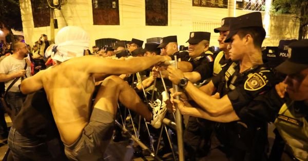 Protest v Asuncióne opúšťa najmenej 31 zadržaných - Mercopress 7 Protest v Asuncióne opúšťa najmenej 31 zadržaných - Mercopress